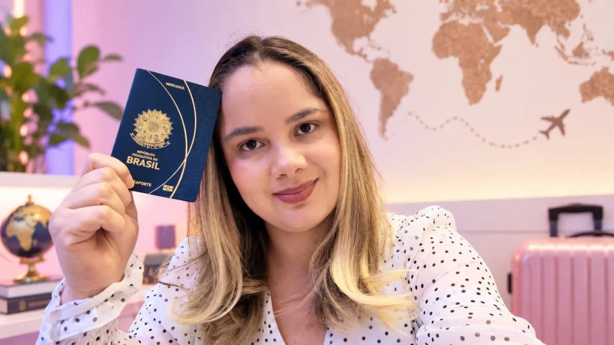 Karol Lima segurando o passaporte