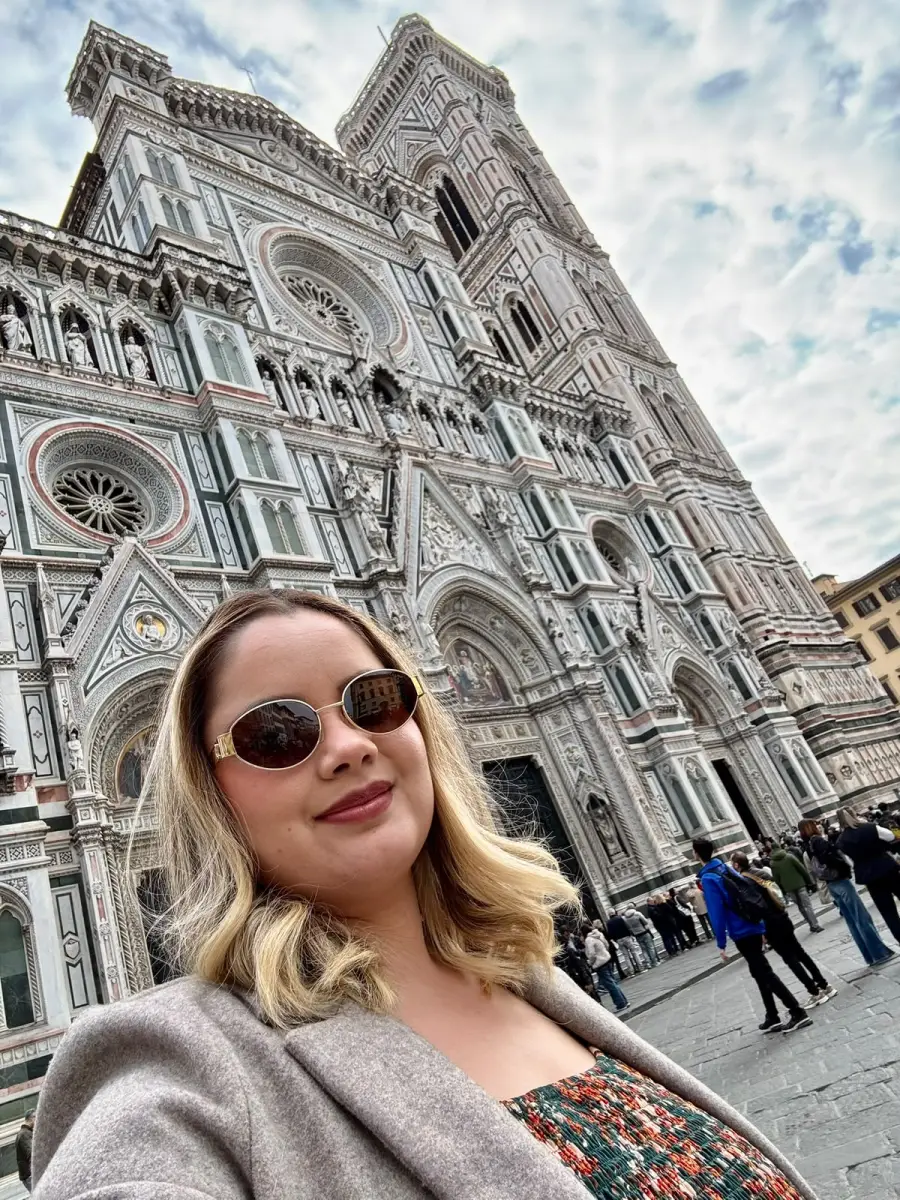 Selfie da Karol diante da catedral de Florença