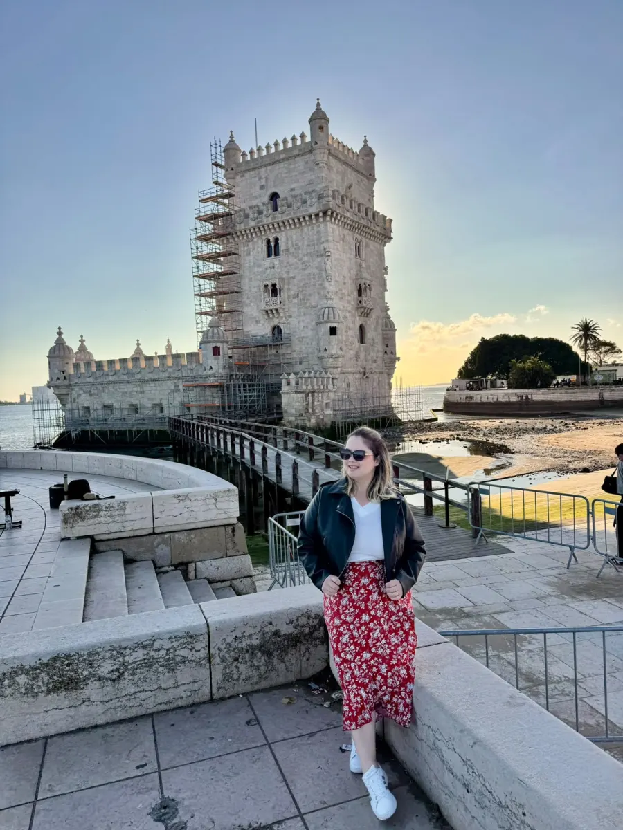 Karol Lima diante da Torre de Belém, em Lisboa