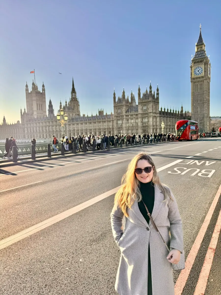 Karol Lima na ponte de Westminster, com o Big Ben ao fundo, em Londres