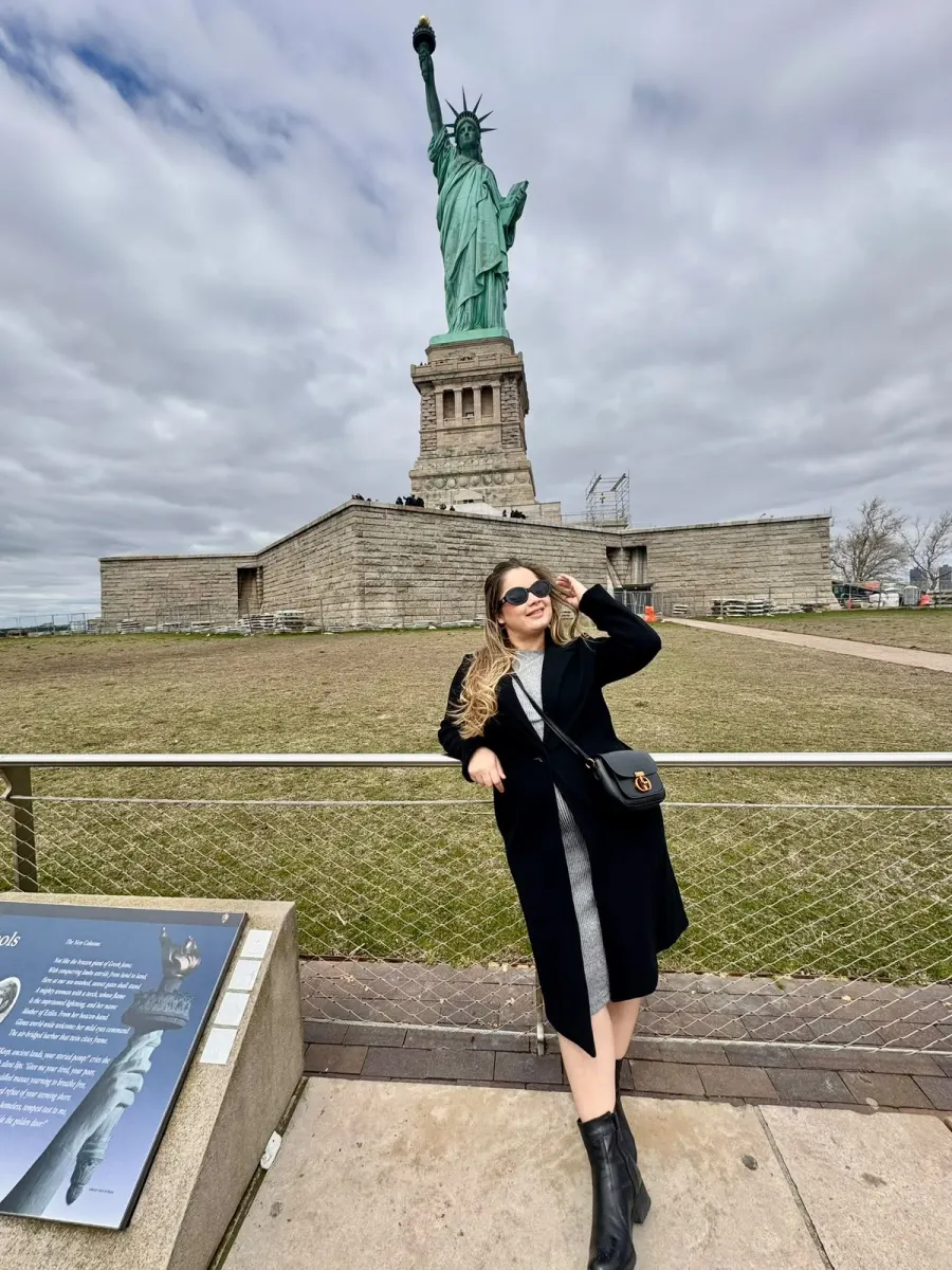 Karol diante da Estátua da Liberdade, em Nova York