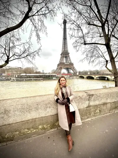 Karol Lima em Paris, com a Torre Eiffel ao fundo