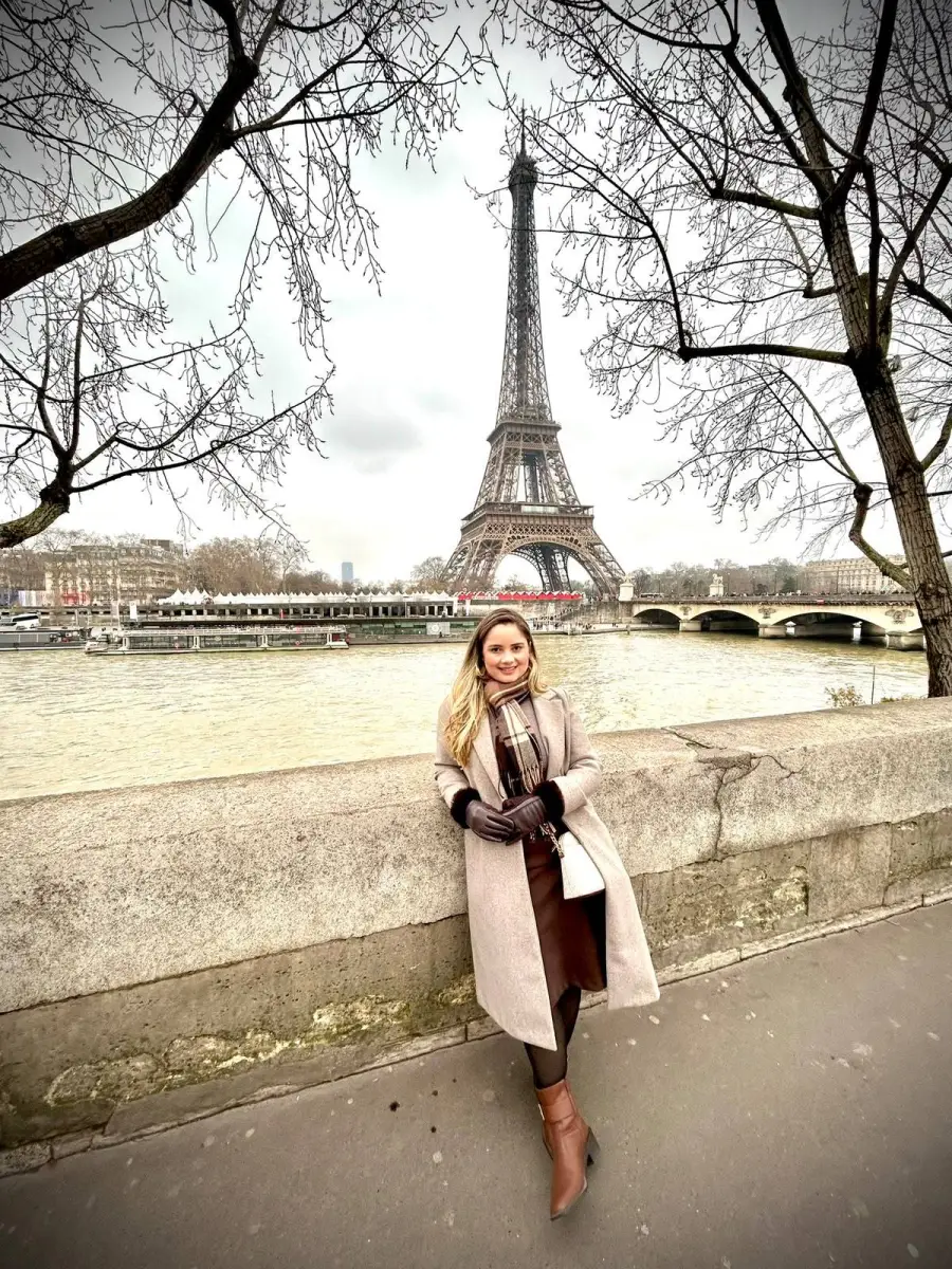 Karol Lima às margens do Sena, com a Torre Eiffel ao fundo, em Paris