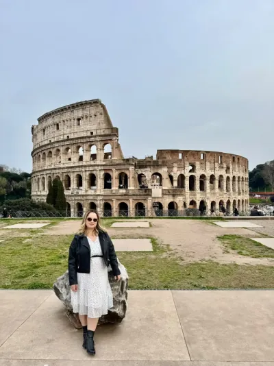 Karol Lima em Roma, em frente ao Coliseu